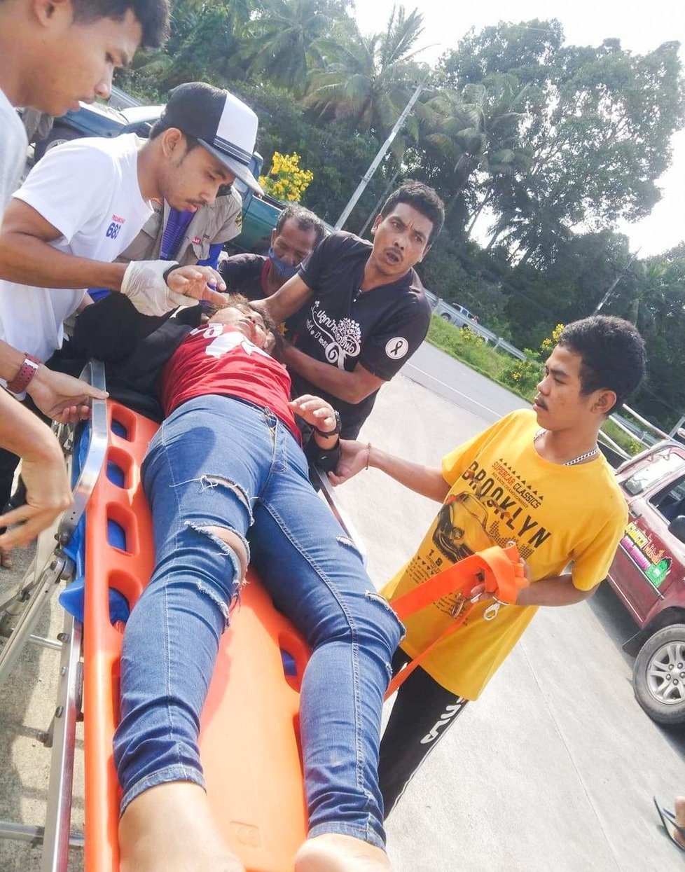 Motocyklistka v Thajsku skončila s hlavou v ceduli.