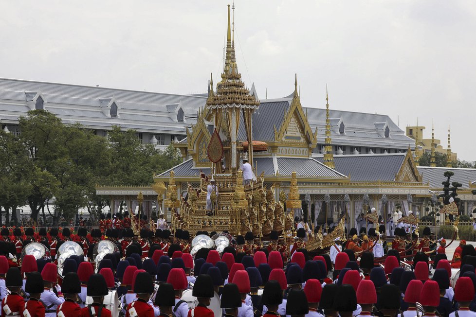 V Bangkoku pohřbívají krále Pchúmipchona Adundéta.
