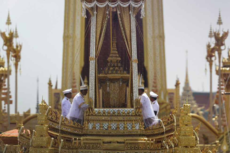 V Bangkoku pohřbívají krále Pchúmipchona Adundéta.
