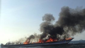 V Thajsku hořel trajekt! Stovka pasažérů se zachránila, v plamenech zahynula dvanáctiletá holčička.