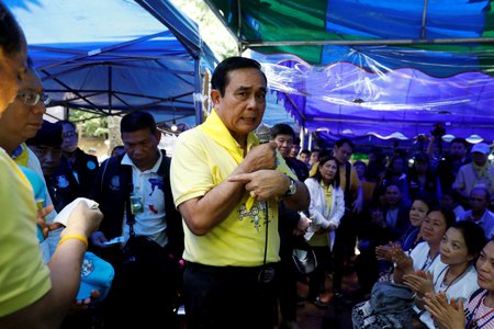 Thajský premiér Prayut Chan-o-Cha při setkání s rodinami 12 chlapců uvězněných v jeskyni (29. 6. 2018).