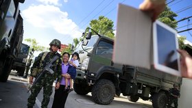 Někteří Thajci se fotí s vojáky.
