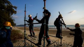 Thajsko vztyčilo bariéry na ochranu pláží, k břehu se blíží ropná skvrna (29. 1. 2022)