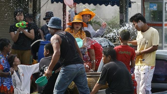 Thajci oslavují Nový rok bitvou vodními pistolemi