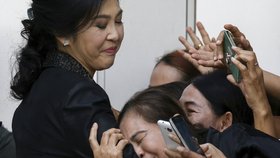 Thajskou expremiérku odsoudil soud k 5 letům vězení.