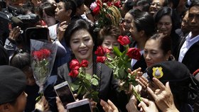 Thajský soud vydal na bývalou prezidentku Jinglak Šinavatrovou zatykač. Nepřišla si vyslechnout rozsudek. Je podezřelá kvůli zavádění kontroverzních dotací na rýži. Hrozí jí až deset let