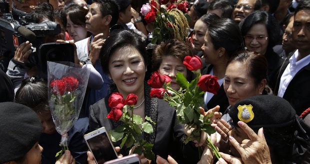 Soud vydal zatykač na thajskou premiérku. Před dotační kauzou uprchla ze země?