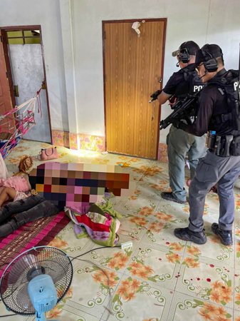 Střelec v thajských jeslích popravil 24 dětí.