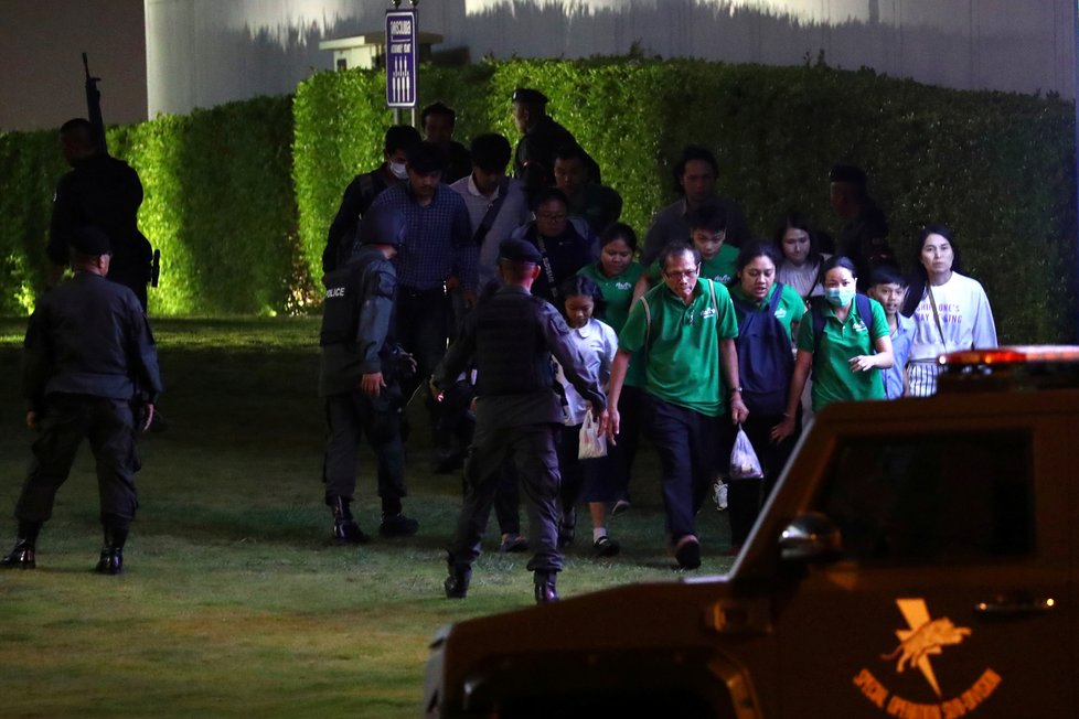 V Thajsku speciální jednotky zasahují proti vojákovi, který postřílel 20 lidí a drží rukojmí.