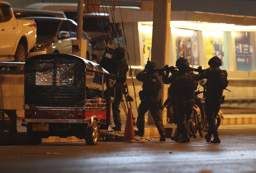 V Thajsku speciální jednotky zasahují proti vojákovi, který postřílel 20 lidí a drží rukojmí.