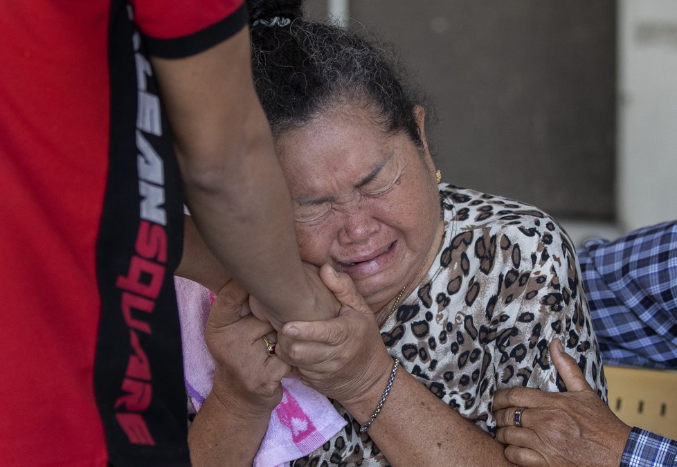 Thajská policie v obchodním centru ve městě Nakchon Rátčchasímá zabila vojáka, který v sobotu zastřelil 26 lidí a dalších 57 osob zranil.