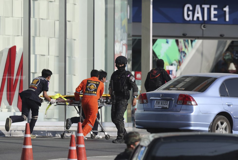 Thajská policie v obchodním centru ve městě Nakchon Rátčchasímá zabila vojáka, který v sobotu zastřelil 26 lidí a dalších 57 osob zranil.