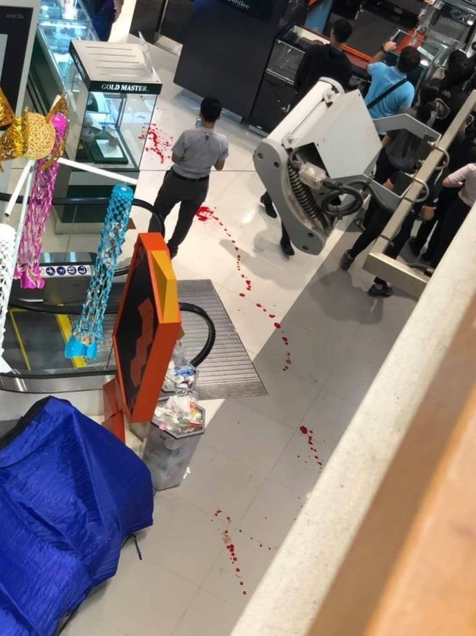 Při střelbě v obchodním domě v Thajsku zemřely tři osoby. Byla mezi nimi i 2letá dívka (9.1.2020)