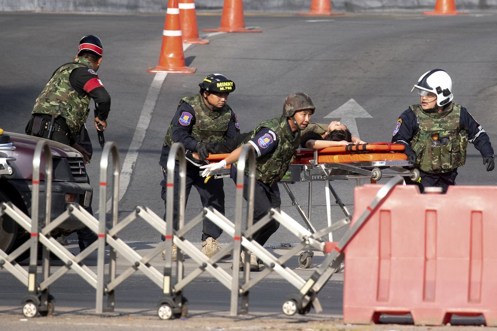 Thajská policie po 16hodinové operaci v obchodním centru ve městě Nakchon Rátčchasímá  zabila vojáka, který v sobotu zastřelil 26 lidí a dalších 57 osob zranil.