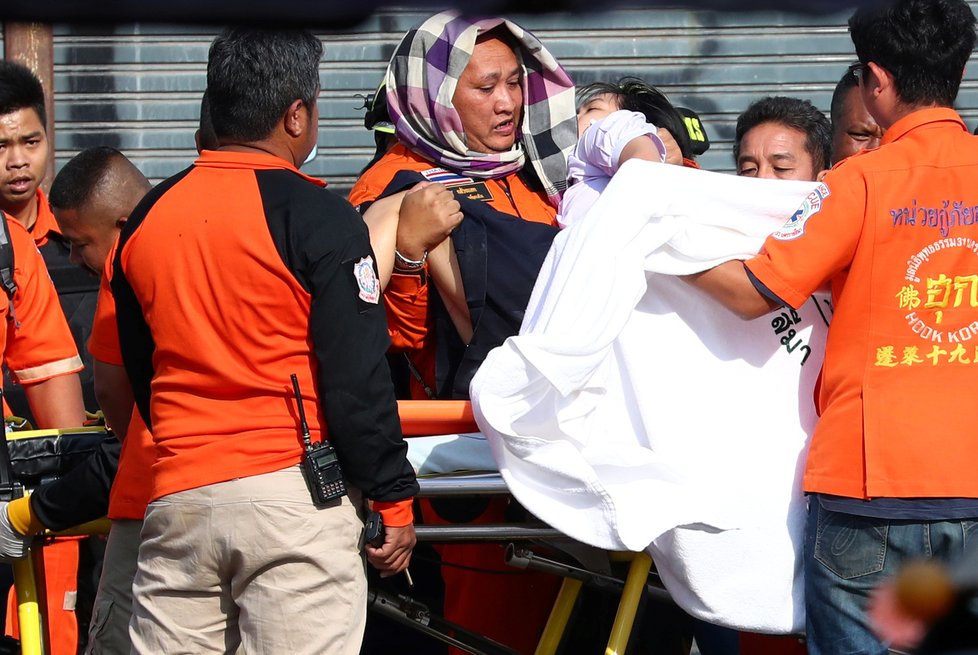 Thajská policie po 16hodinové operaci v obchodním centru ve městě Nakchon Rátčchasímá  zabila vojáka, který v sobotu zastřelil 26 lidí a dalších 57 osob zranil.