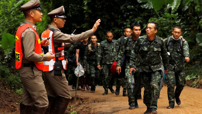 Vojáci u thajské jeskyně, ve které voda uvěznila 12 mladých fotbalistů a jejich trenéra.