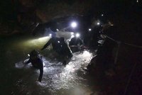 Zázrak: Děti uvězněné 9 dnů v jeskyni žijí. Záchranáři našli tým malých fotbalistů
