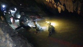 Dvanáct chlapců a jejich fotbalového trenéra, které v jeskynním komplexu zablokovaly povodně, nalezli v pondělí v Thajsku živé potápěči po devíti dnech záchranných akcí.