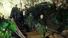 „Potápěči thajského námořnictva našli všech 13 (osob), vykazují známky života,“ řekl guvernér provincie novinářům.
