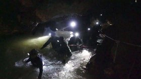 Dvanáct chlapců a jejich fotbalového trenéra, které v jeskynním komplexu zablokovaly povodně, nalezli v pondělí v Thajsku živé potápěči po devíti dnech záchranných akcí.