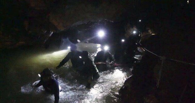 Zázrak: Děti uvězněné 9 dnů v jeskyni žijí. Záchranáři našli tým malých fotbalistů