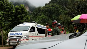 Vozy ambulance se šikují nedaleko jeskyně v Thajsku.