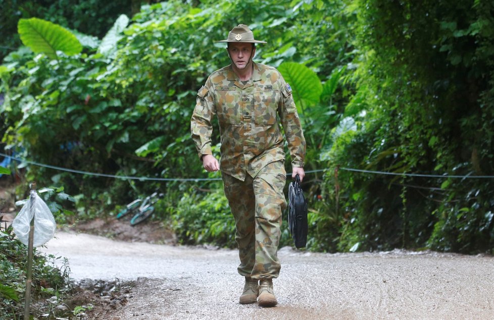 Příslušníci australské federální policie a armády dorazili na pomoc k jeskyni se 12 uvězněnými chlapci.