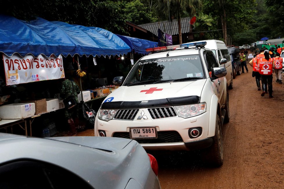 Thajské úřady začaly evakuovat okolí jeskyně. Nedaleko jeskyně stojí připravené vozy ambulance.