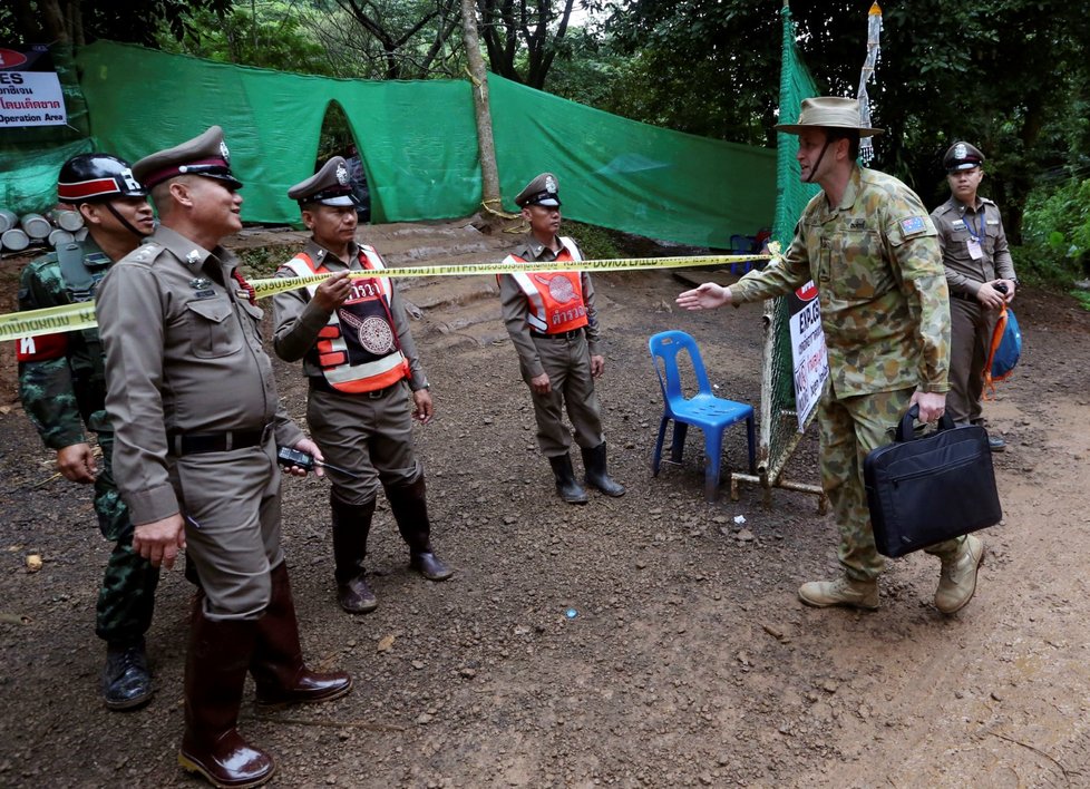 Příslušník australské armády dorazil k thajské jeskyni, ve které je uvězněných 12 chlapců.