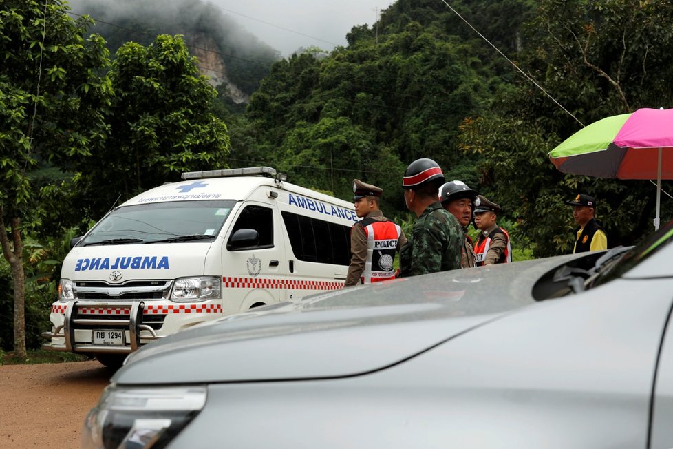 Vozy ambulance se šikují nedaleko jeskyně v Thajsku.