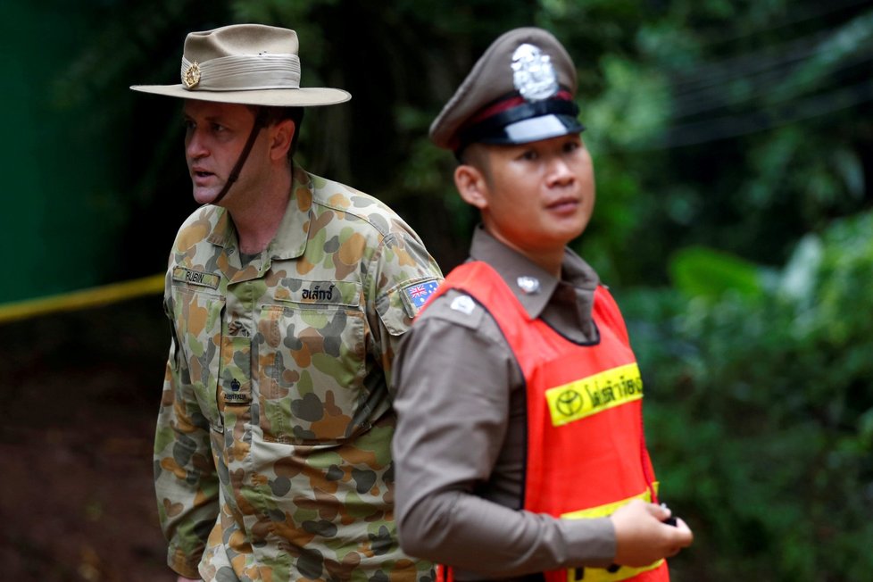 Australský voják a thajský policista nedaleko jeskyně v Thajsku