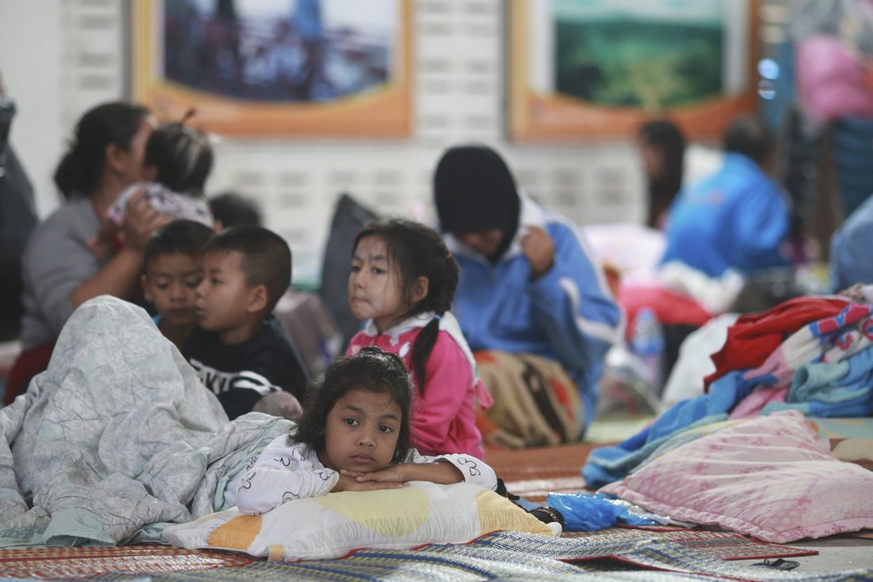 V Thajsku se připravují na úder tropické bouře Pabuk. Děti byly pro jistotu evakuovány do provizorních evakuačních center, (4.01.2018).