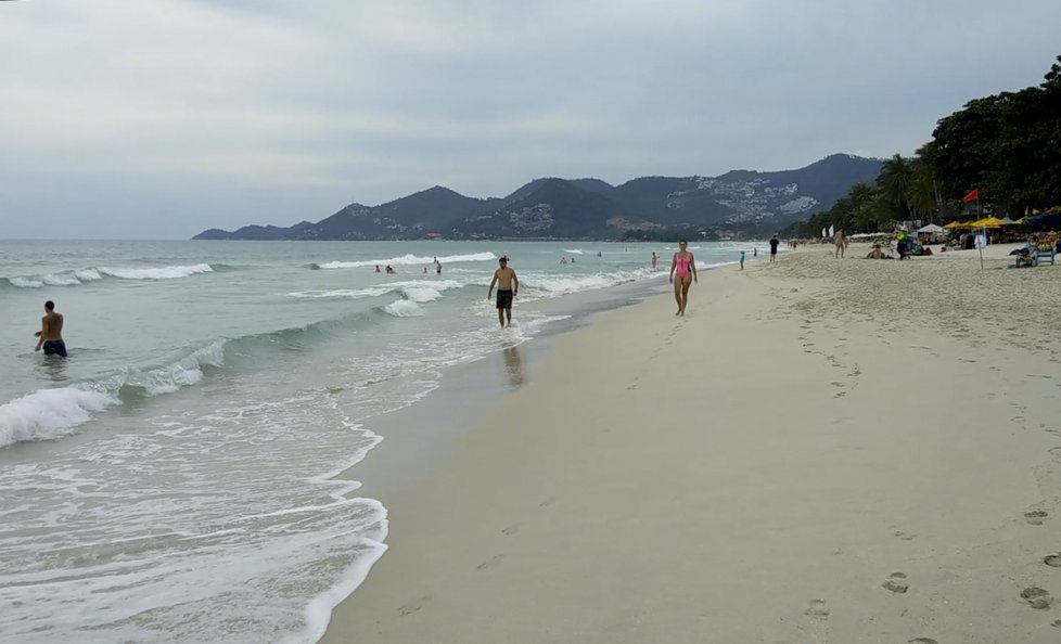 Thajské pláže lákají turisty, nyní jsou ale kvůli tropické bouři prázdné.