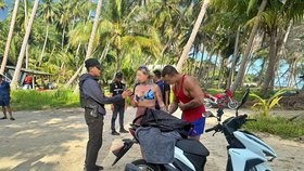 Veřejné pohoršení vyvolali zahraniční turisté svlékající se na frekventovaných místech v Thajsku.