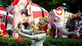 Sloni v santovských čepicích přijeli jako každý rok na Vánoce navštívit děti v thajském městě Ajuttchaja.