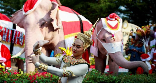 Vánoce v exotickém ráji: Sloní Santové v rouškách rozdávají gely na ruce. A návrat turistů