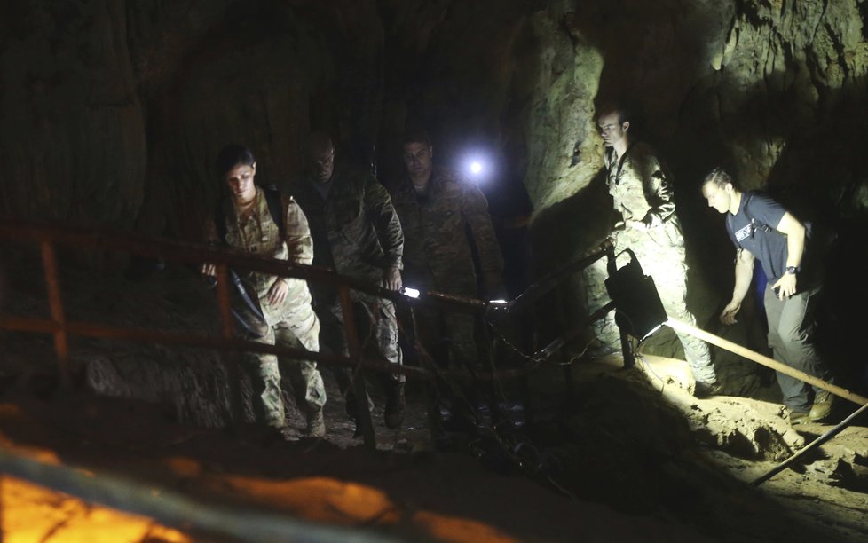 V Thajsku pokračuje záchrana 12 chlapců a jejich trenéra, kteří uvízli v jeskyni.