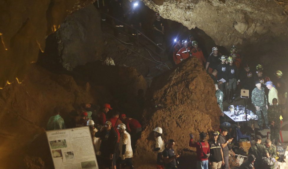 V Thajsku pokračuje záchrana 12 chlapců a jejich trenéra, kteří uvízli v jeskyni.