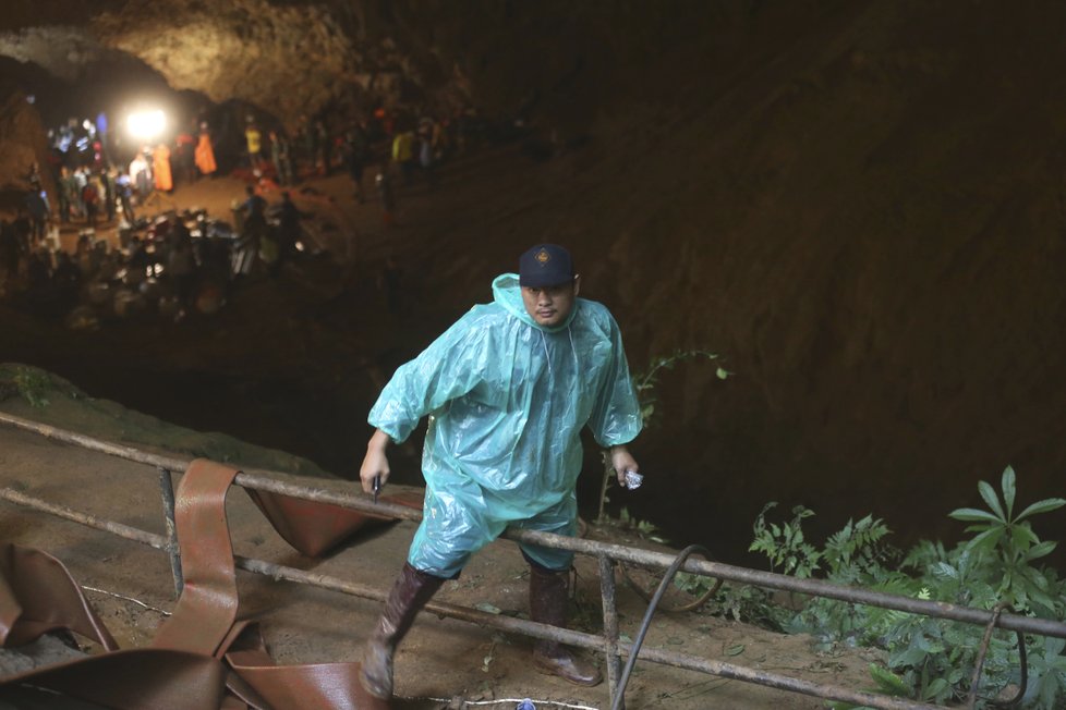 V Thajsku pokračuje záchrana 12 chlapců a jejich trenéra, kteří uvízli v jeskyni.