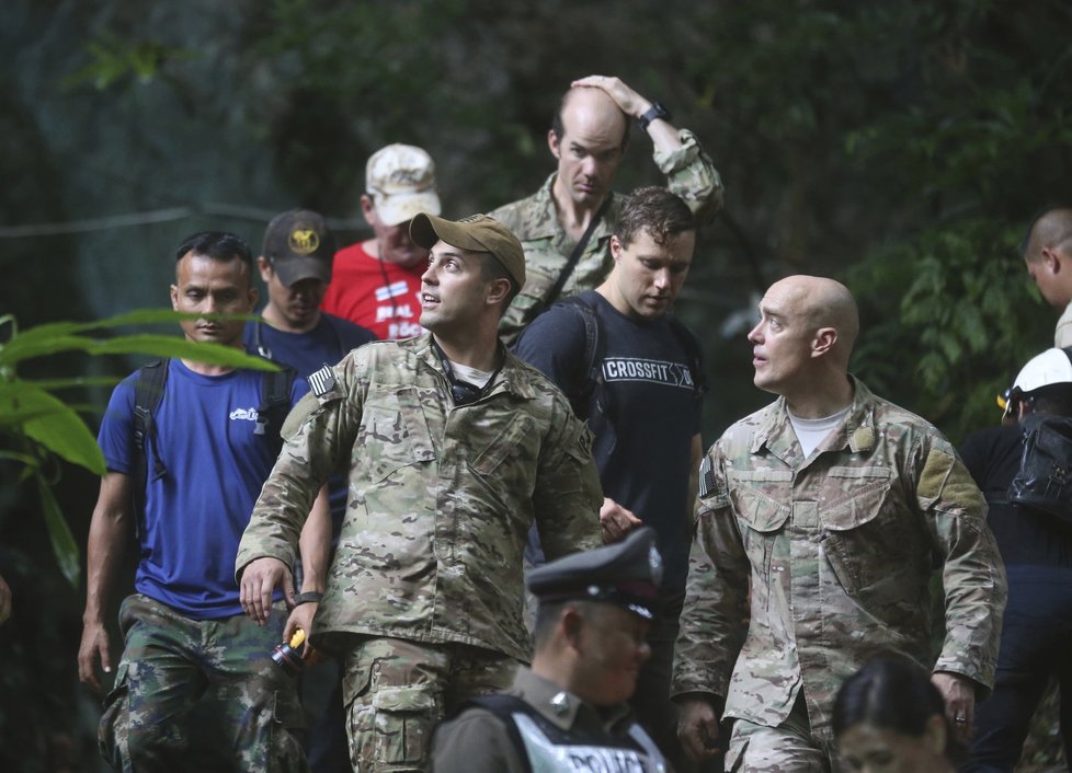 V Thajsku pokračuje pátrání po 12 chlapcích a jejich trenérovi, na pomoc dorazili američtí vojáci a britští potápěči.