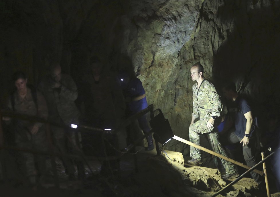 V Thajsku pokračuje záchrana 12 chlapců a jejich trenéra, kteří uvízli v jeskyni.