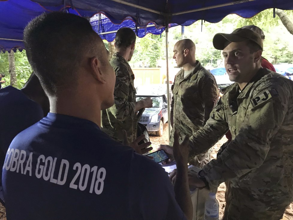 V Thajsku pokračuje pátrání po 12 chlapcích a jejich trenérovi, na pomoc dorazili američtí vojáci a britští potápěči.