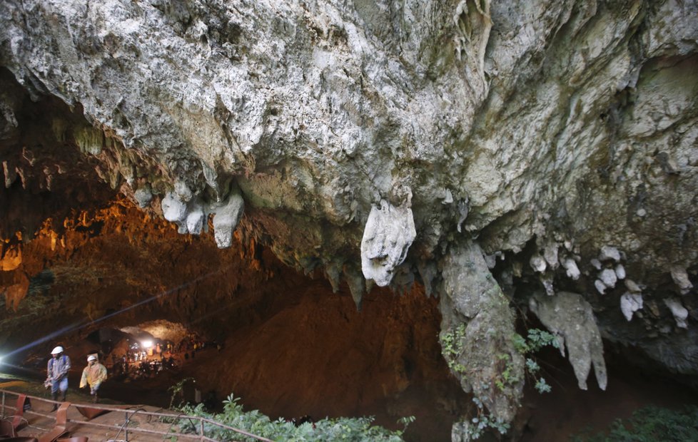 V Thajsku pokračuje záchrana 12 chlapců a jejich trenéra, kteří uvízli v jeskyni.