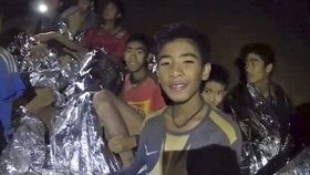 Na místě jeskyně na severu Thajska, kde na přelomu června a července na více než dva týdny uvázlo 12 chlapců a jejich fotbalový trenér, začaly ve čtvrtek práce na výstavbě muzea