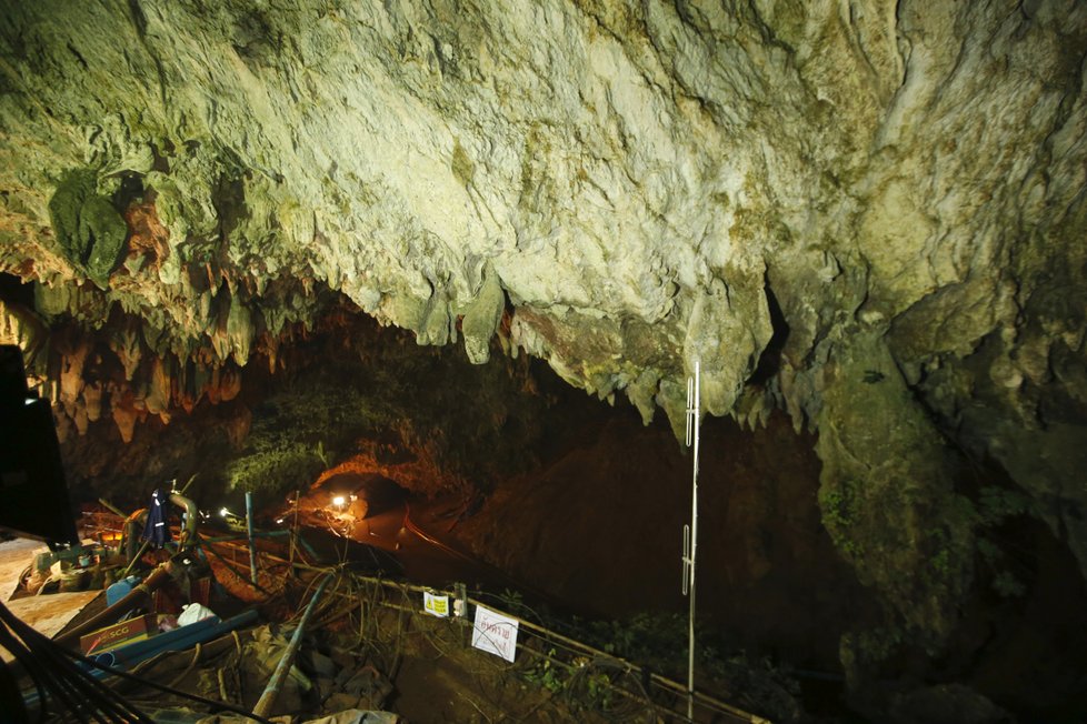 V Thajsku pokračuje záchrana 12 chlapců a jejich trenéra, kteří uvízli v jeskyni.