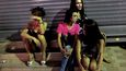 Mezi bargirls se často přimotávají tzv. ladyboys, tedy transvestité nebo transsexuálové, kterých je v Thajsku poměrně mnoho