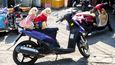 Vzít své vymóděné psí mazlíčky na výlet motorkou do centra města není na severu Thajska nic výjimečného