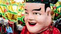 Čínský bůh štěstí nesmí chybět  v žádném průvodu čínskou čtvrtí