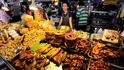 V Thajsku prostě nemůžete mít hlad, a být tady vegetariánem jde opravdu těžko. Pokušení číhá všude, toto je konkrétně z tržnice v Chiang Mai.