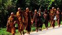Lesní mniši na cestě podél Mekongu. Věnují se pouze meditaci a studiu dharmy (učení) a nosí okrové obleky. Bydlet mohou v libovolném klášteře.